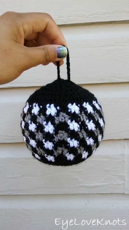 Buffalo Plaid Bauble Ornament - Free Crochet Pattern - EyeLoveKnots