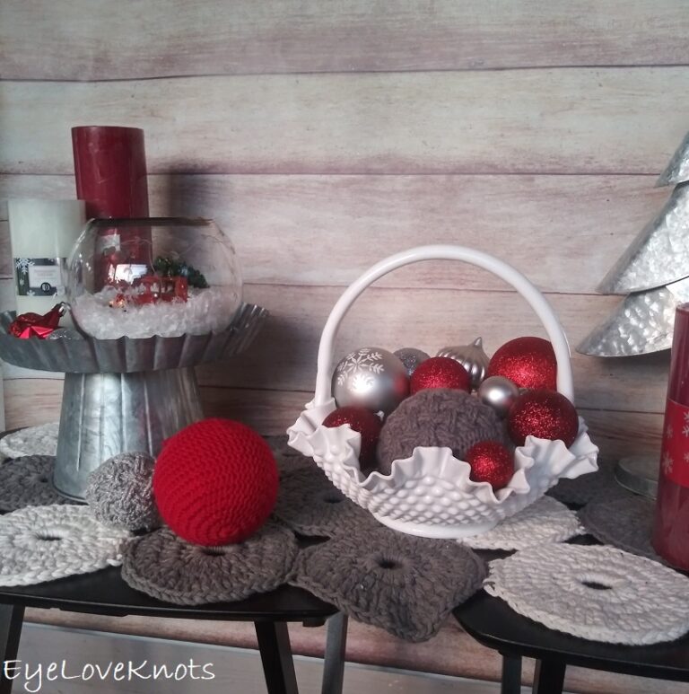 Red, White &amp; Gray Christmas Entry Table 2020 - EyeLoveKnots