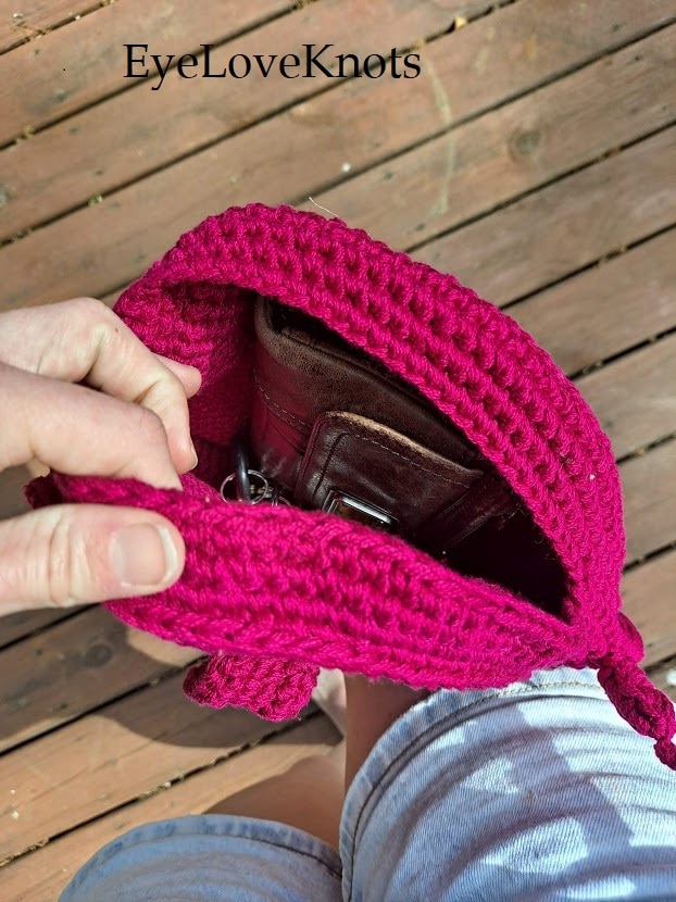 a peak inside the Pink Crochet Crossbody Canteen Bag, EyeLoveKnots