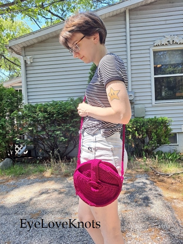 Striped Tee, Blue Jeans, Pink Crochet Crossbody Canteen Bag, EyeLoveKnots