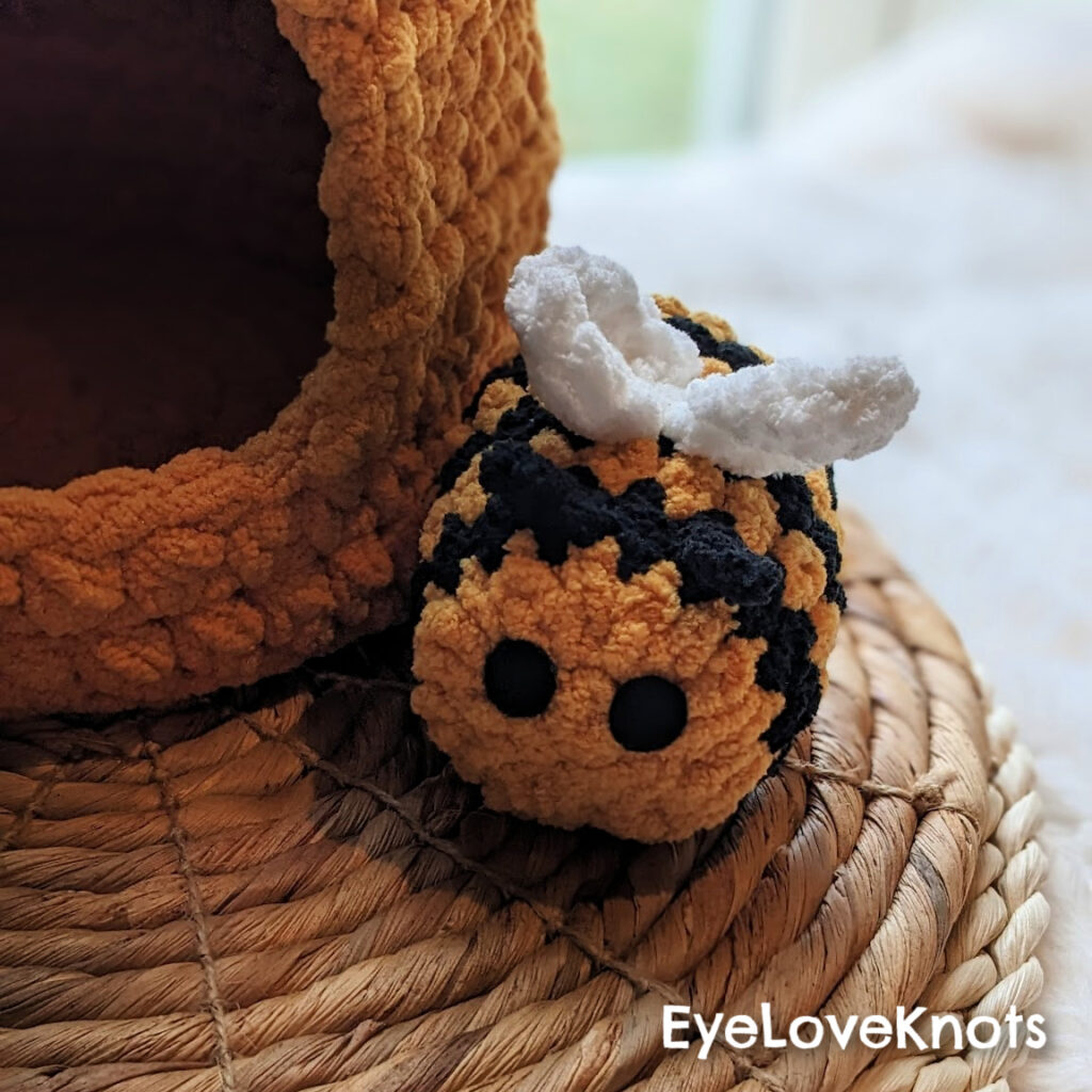 Small Chunky Crochet Bumblebee  Free Crochet Pattern - sigoni macaroni