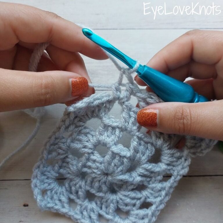 How to Add a New Ball of Yarn When You Run Out - EyeLoveKnots