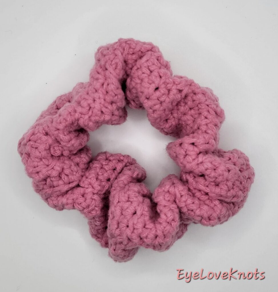 Easy & free crochet scrunchie pattern for beginners (including video)
